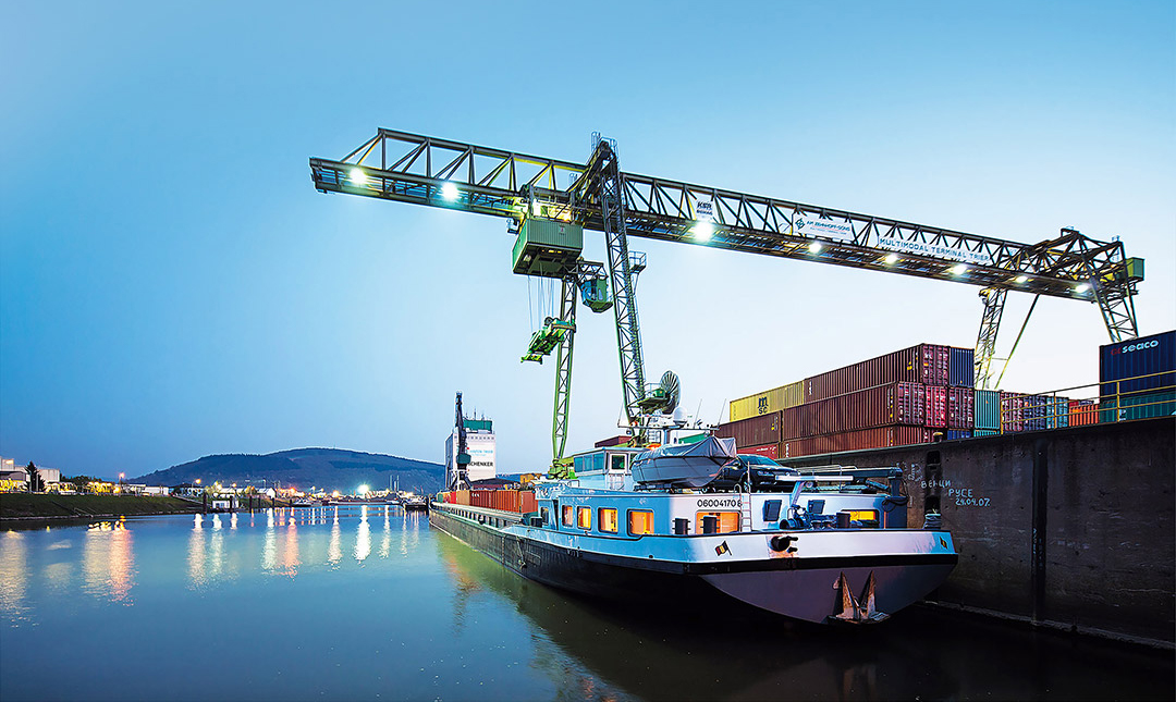 Containerschiff am Hafen Trier am Abend