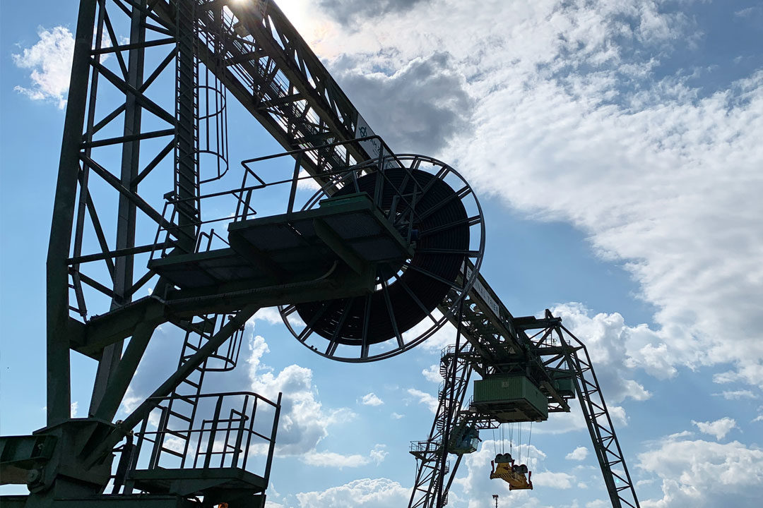 Kran im Gegenlicht am Hafen Trier