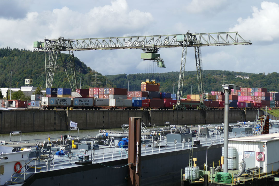 Schiff und Bahn im Hafen Trier
